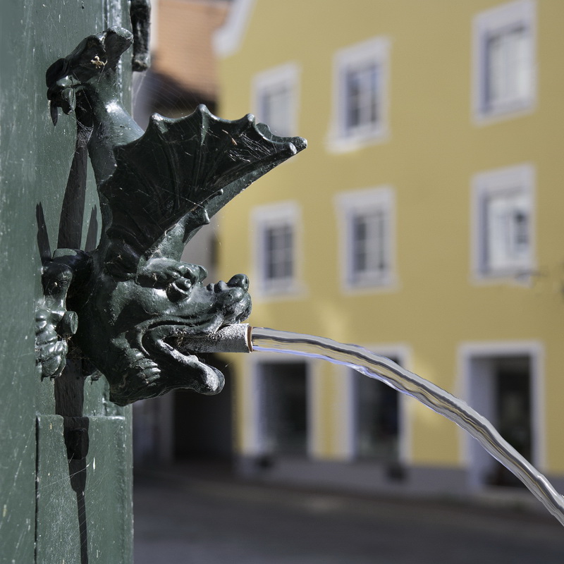 Allgäu 09 - 2014 - 20140908_0329 als Smartobjekt-1 Kopie.jpg - Solche Stadtbrunnen sieht man sehr oft in Bayern